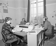 882194 Afbeelding van drie telefonistes aan het werk op een kantoor in het Stadhuis (Stadhuisbrug 1) te Utrecht.